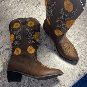 Women’s sunflower cowgirl boots size 7.5